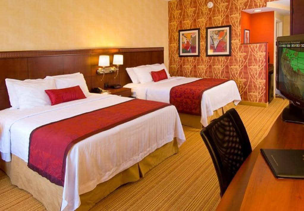 Courtyard Lancaster Hotel Fertility Екстериор снимка
