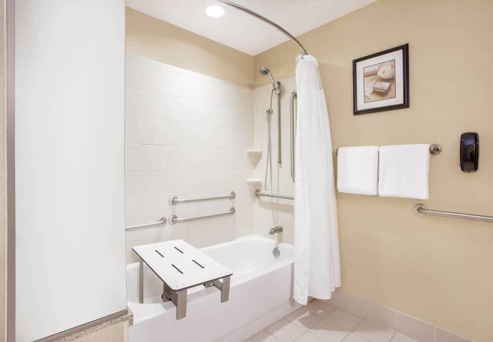 Courtyard Lancaster Hotel Fertility Екстериор снимка