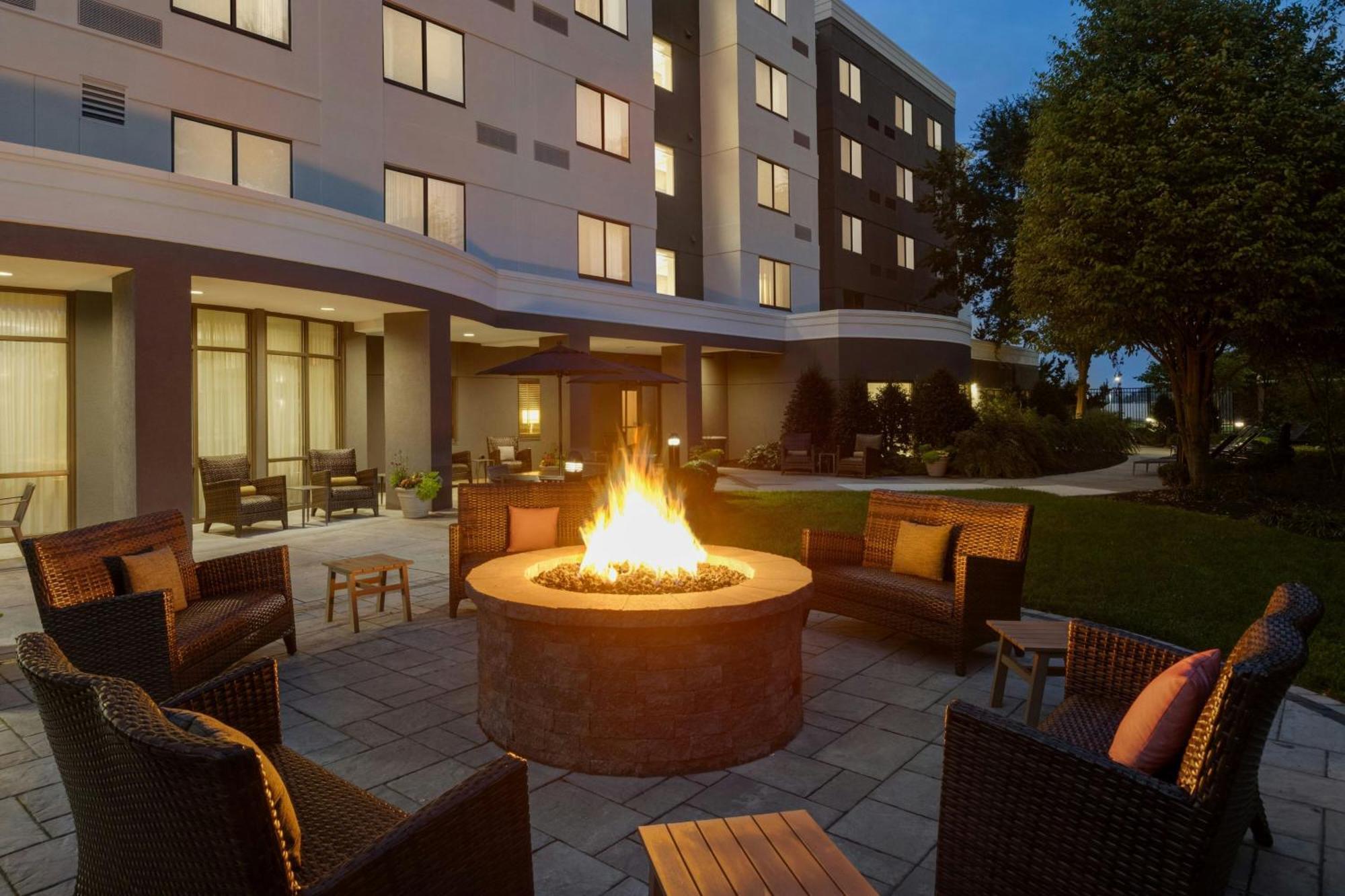 Courtyard Lancaster Hotel Fertility Екстериор снимка