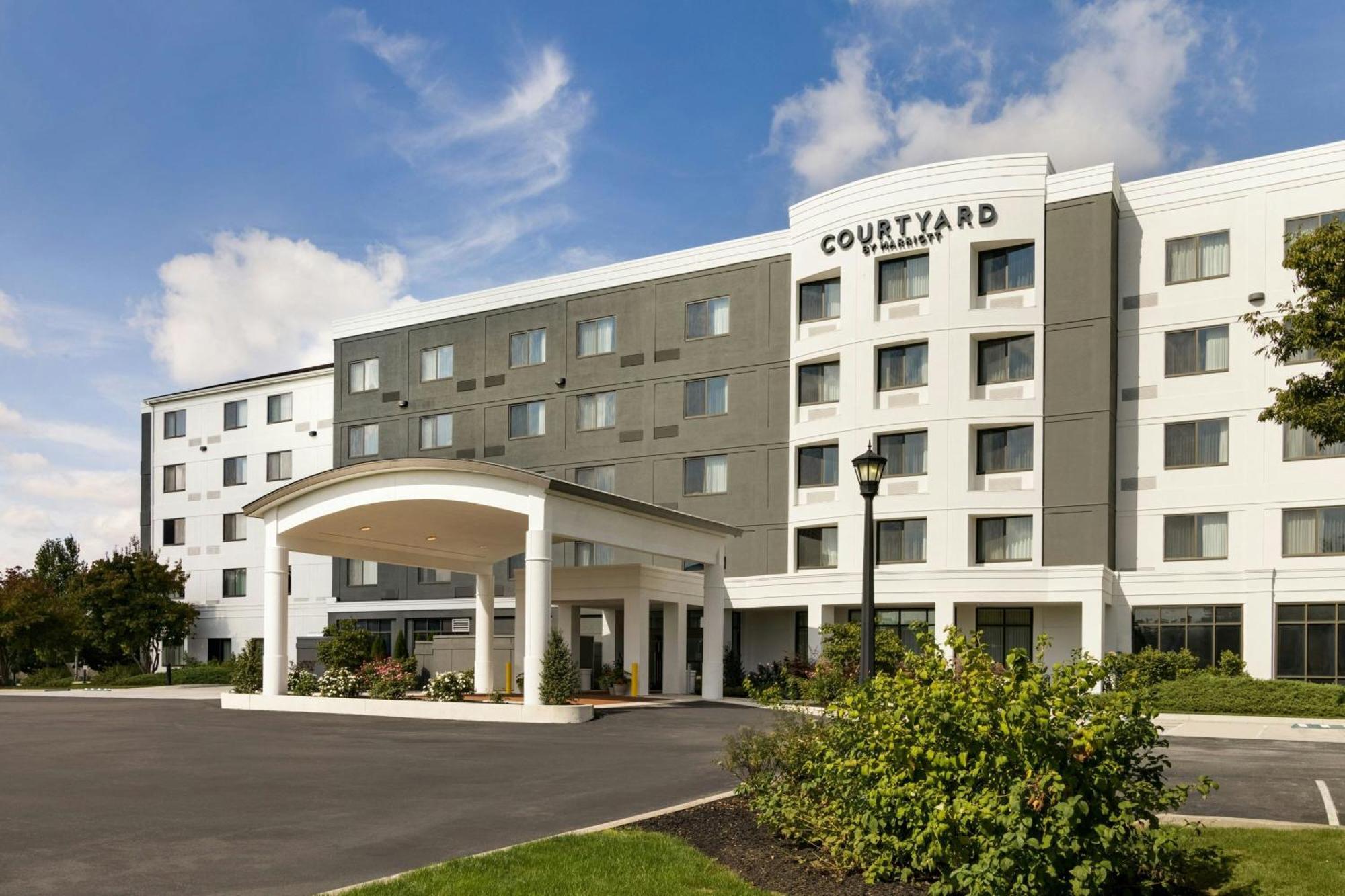 Courtyard Lancaster Hotel Fertility Екстериор снимка
