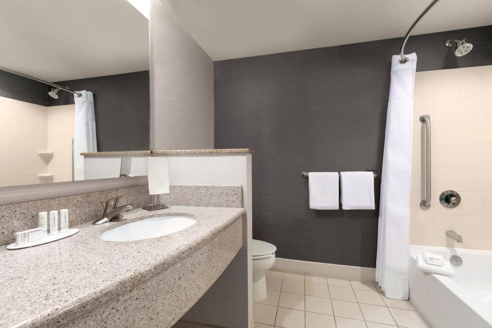 Courtyard Lancaster Hotel Fertility Екстериор снимка