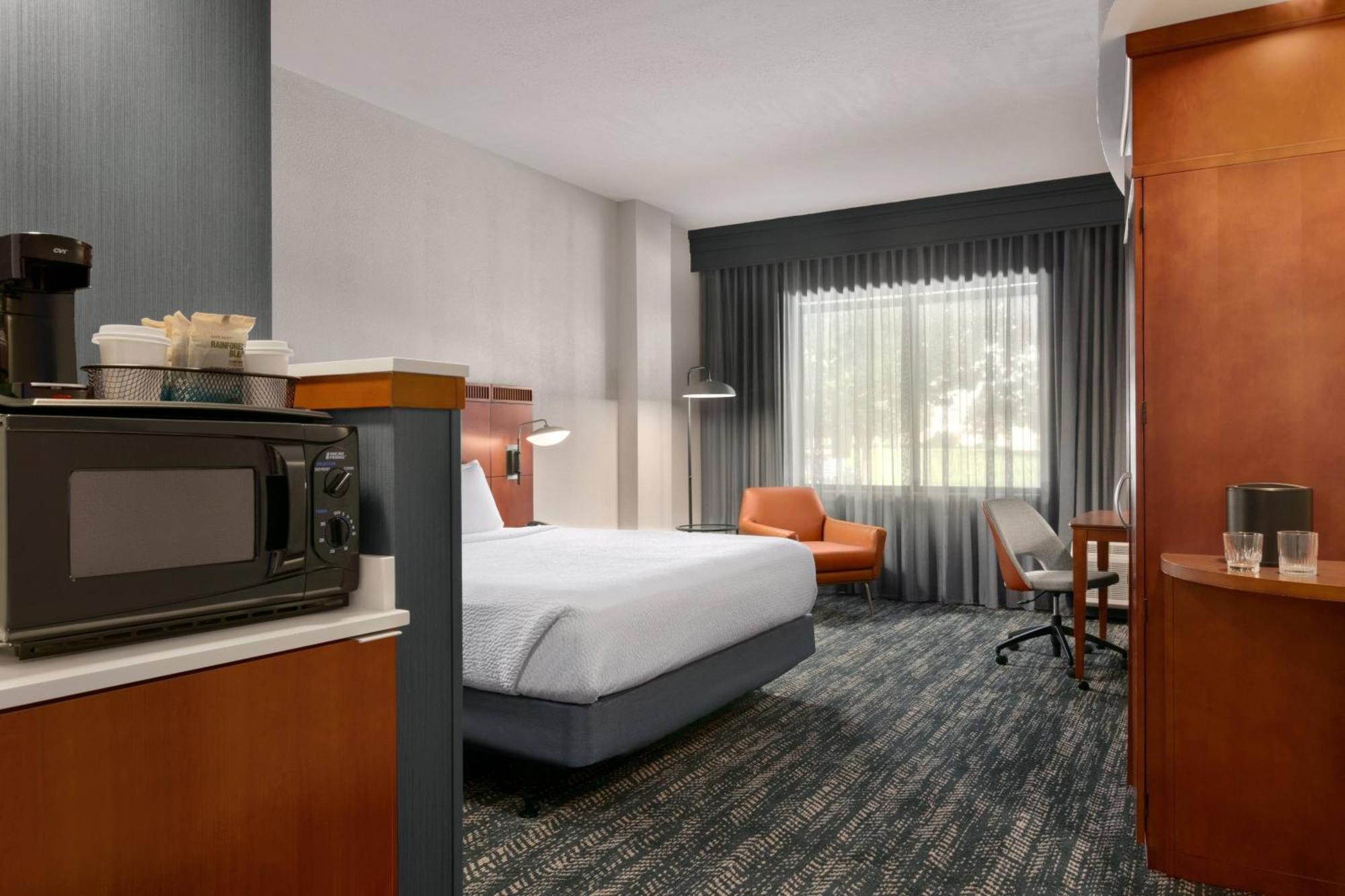 Courtyard Lancaster Hotel Fertility Екстериор снимка