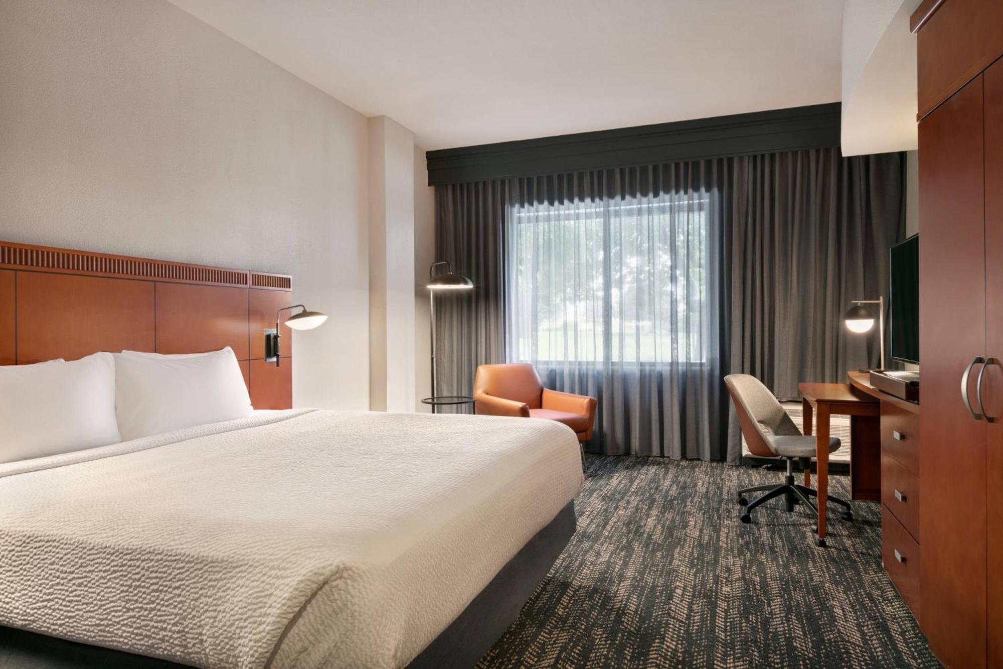 Courtyard Lancaster Hotel Fertility Екстериор снимка