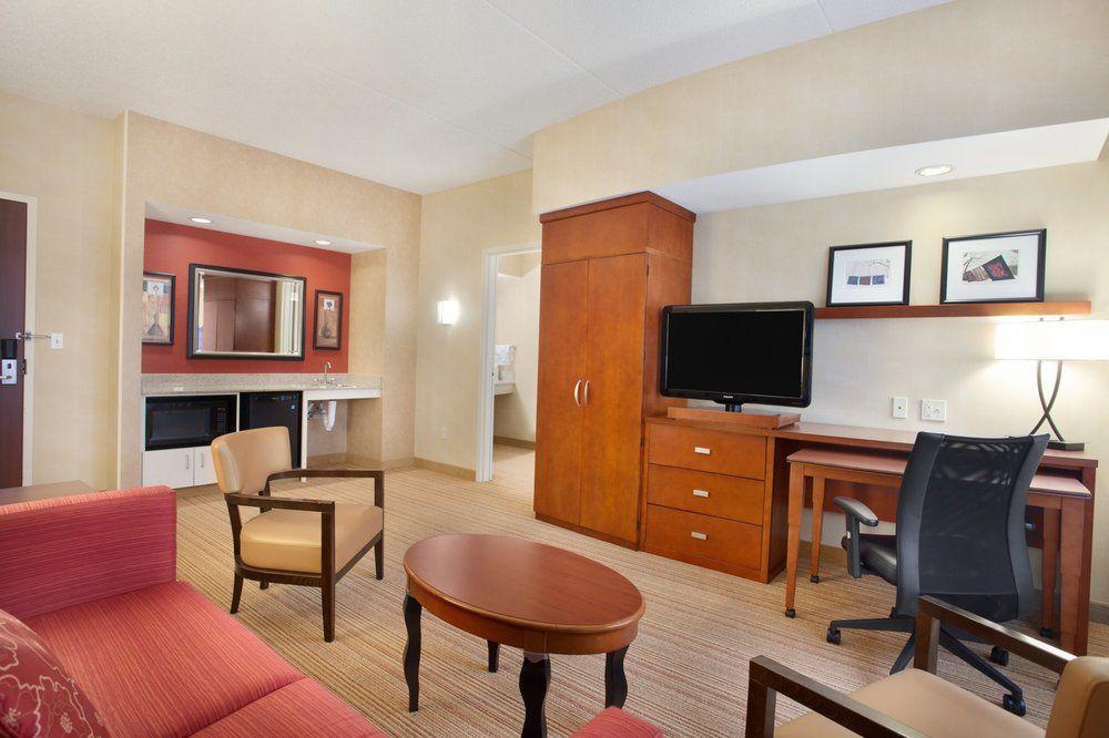 Courtyard Lancaster Hotel Fertility Екстериор снимка