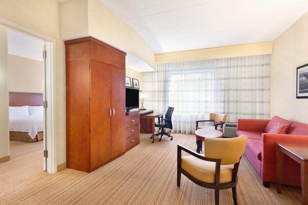 Courtyard Lancaster Hotel Fertility Екстериор снимка
