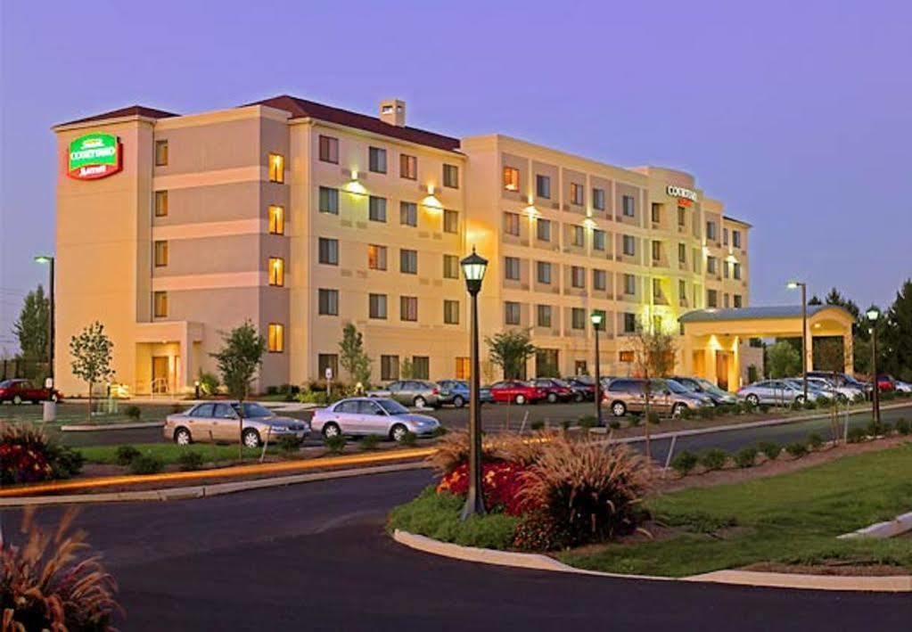 Courtyard Lancaster Hotel Fertility Екстериор снимка
