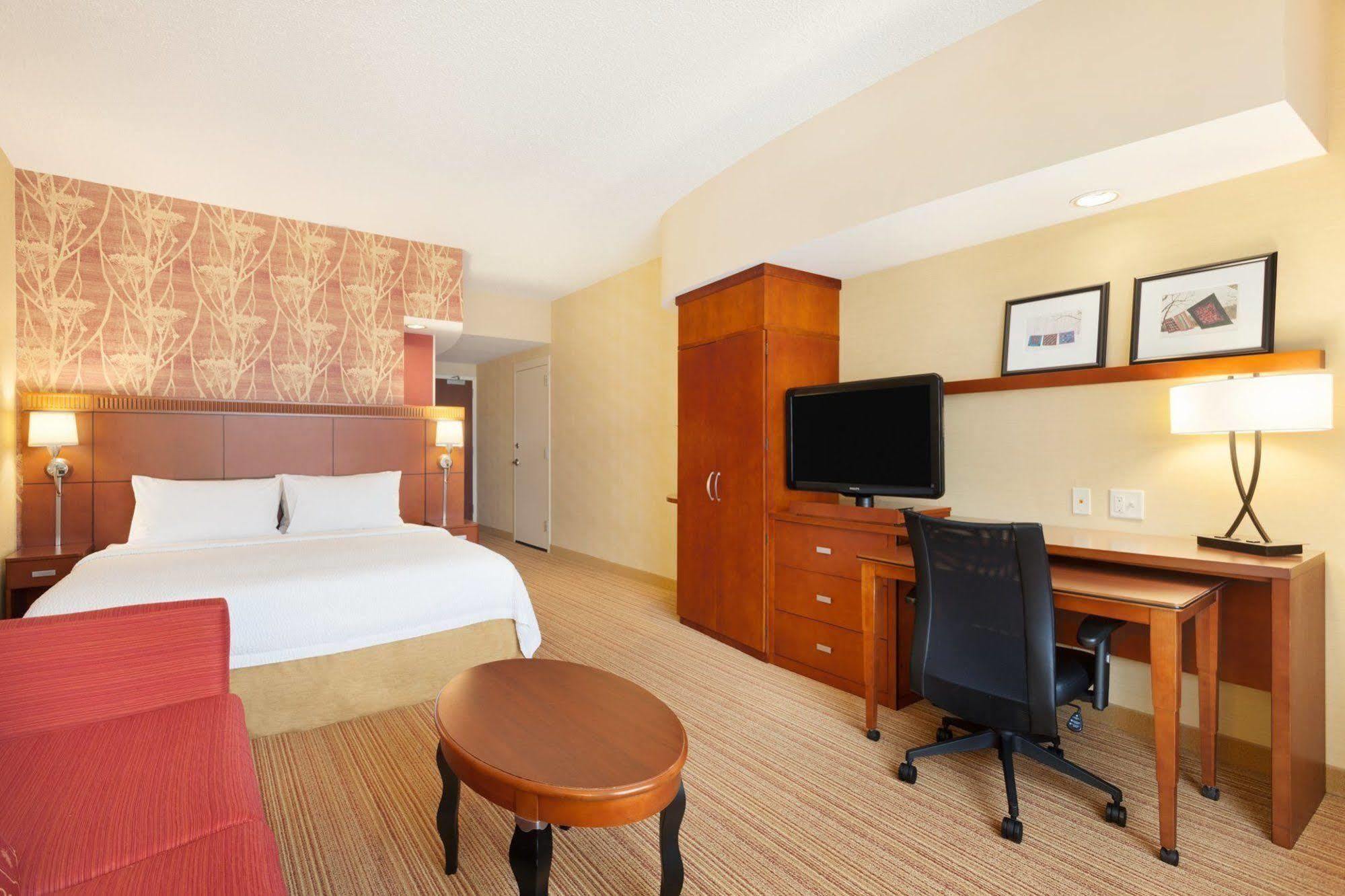 Courtyard Lancaster Hotel Fertility Екстериор снимка