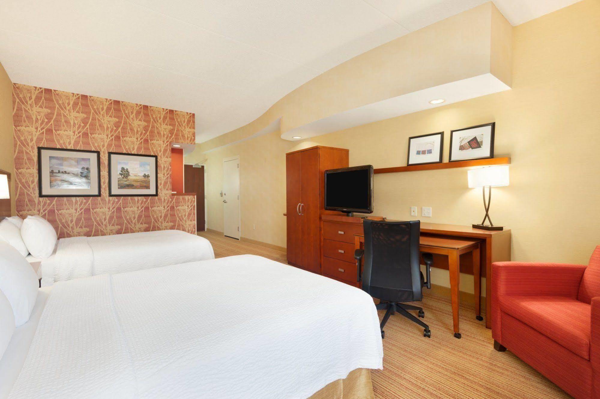 Courtyard Lancaster Hotel Fertility Екстериор снимка