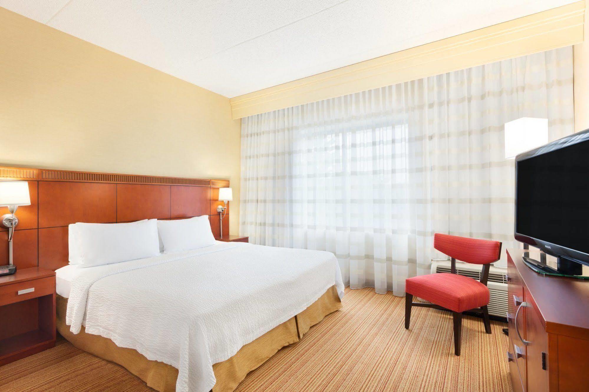 Courtyard Lancaster Hotel Fertility Екстериор снимка