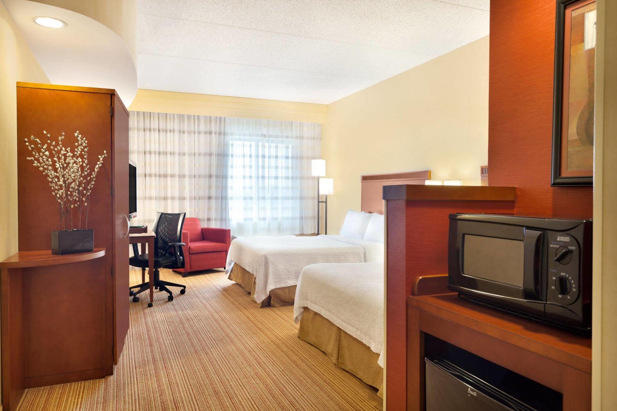 Courtyard Lancaster Hotel Fertility Екстериор снимка